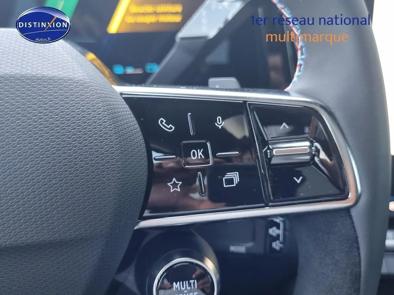 Gros plan sur les commandes multifonctions du volant côté droit du Renault Rafale bleu sommet 2025.