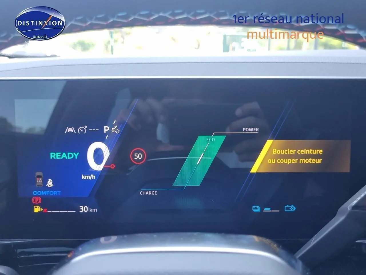 Tableau de bord numérique de Renault Rafale bleu sommet 2025 affichant vitesse zéro et indicateurs hybrides.