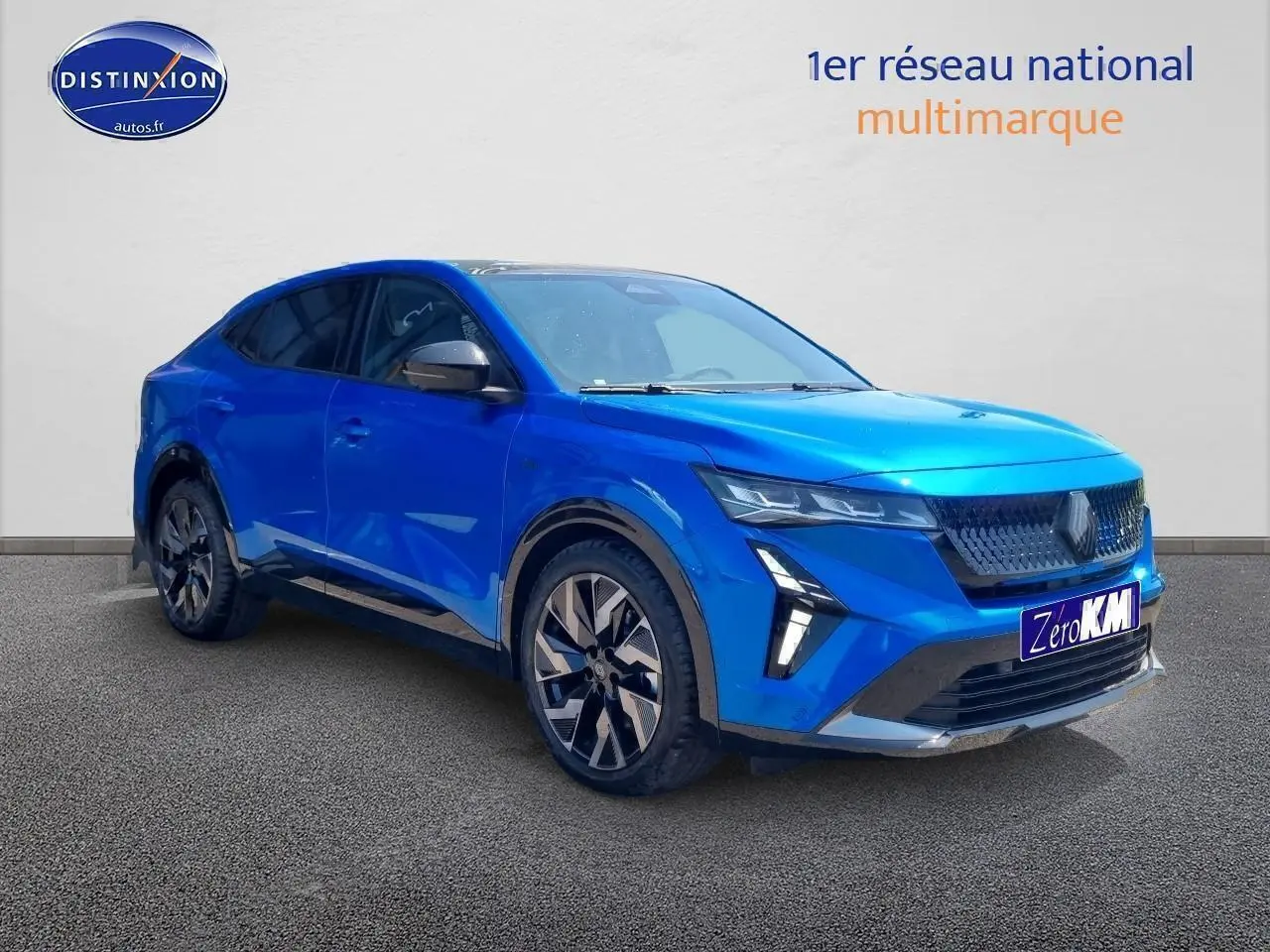 Renault Rafale bleu sommet en vue 3/4 avant droit avec calandre noire et jantes alu distinctives.