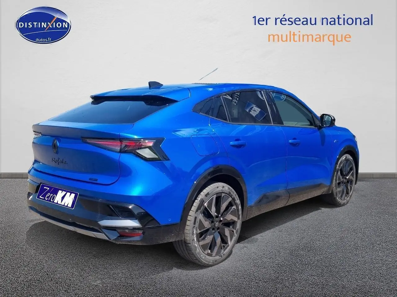 Renault Rafale bleu sommet en 3/4 arrière droit, soulignant ses feux LED et jantes alu distinctives.