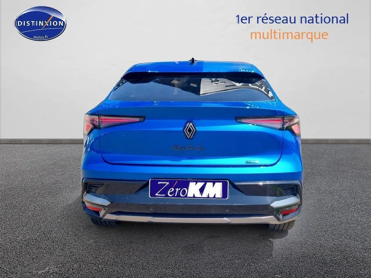 Vue arrière d'une Renault Rafale bleu sommet avec feux LED et becquet arrière, sur fond neutre.