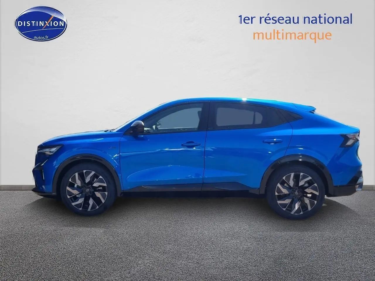 Profil côté gauche de la Renault Rafale bleu sommet 2025, SUV hybride avec jantes alliage distinctives et lignes dynamiques.