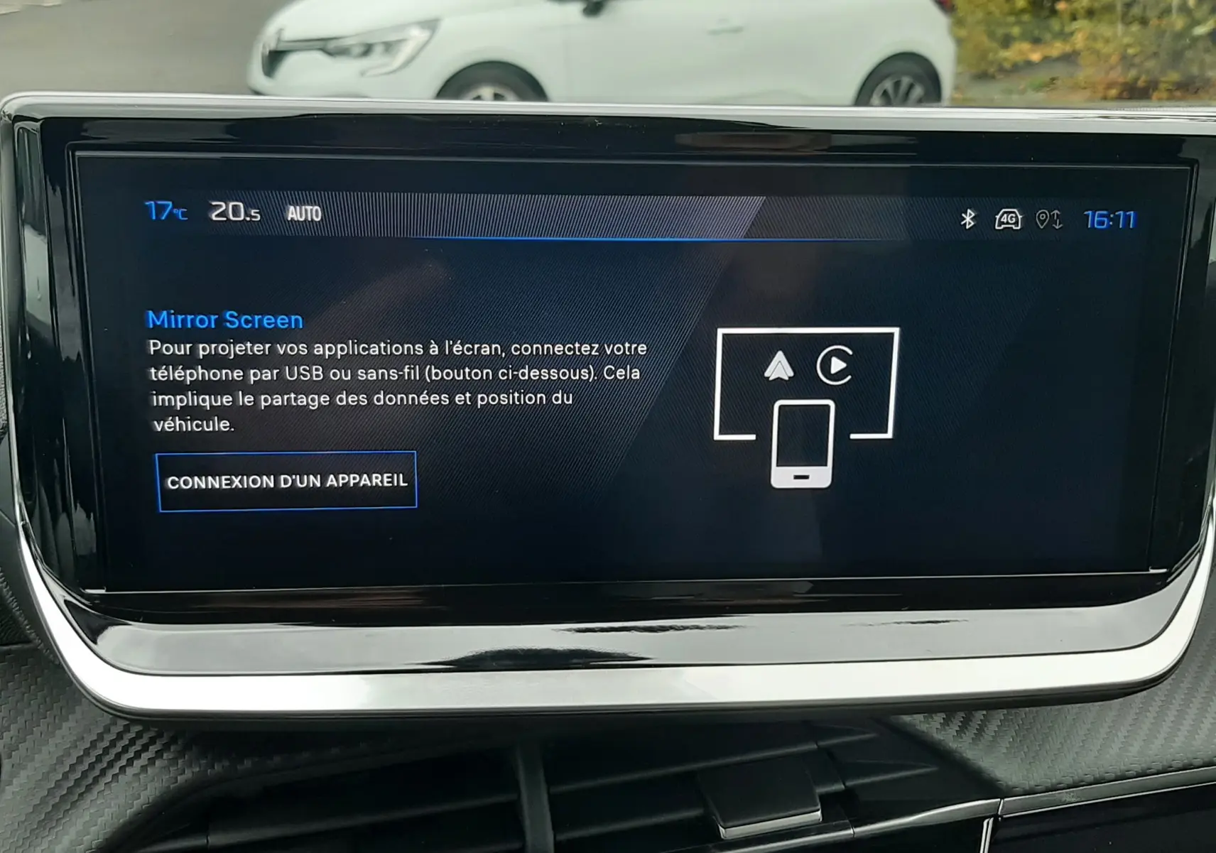 Écran tactile central du Peugeot 2008 gris Artense affichant la fonction Mirror Screen en intérieur véhicule.