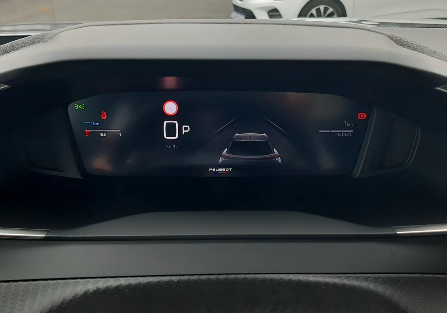 Tableau de bord numérique du Peugeot 2008 gris Artense, affichant la voiture en mode parking, vue intérieure frontale.