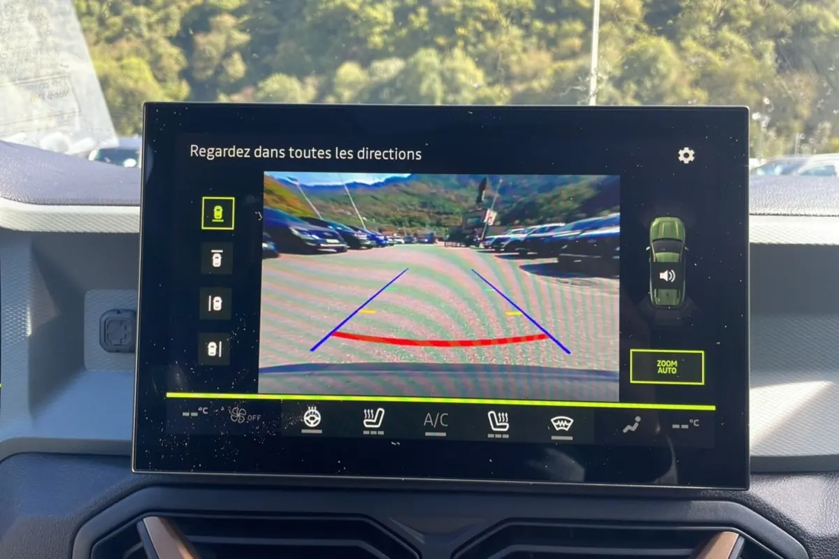 Vue intérieure de l'écran multimédia du Dacia Bigster 2025 affichant la caméra de recul avec guidage coloré.