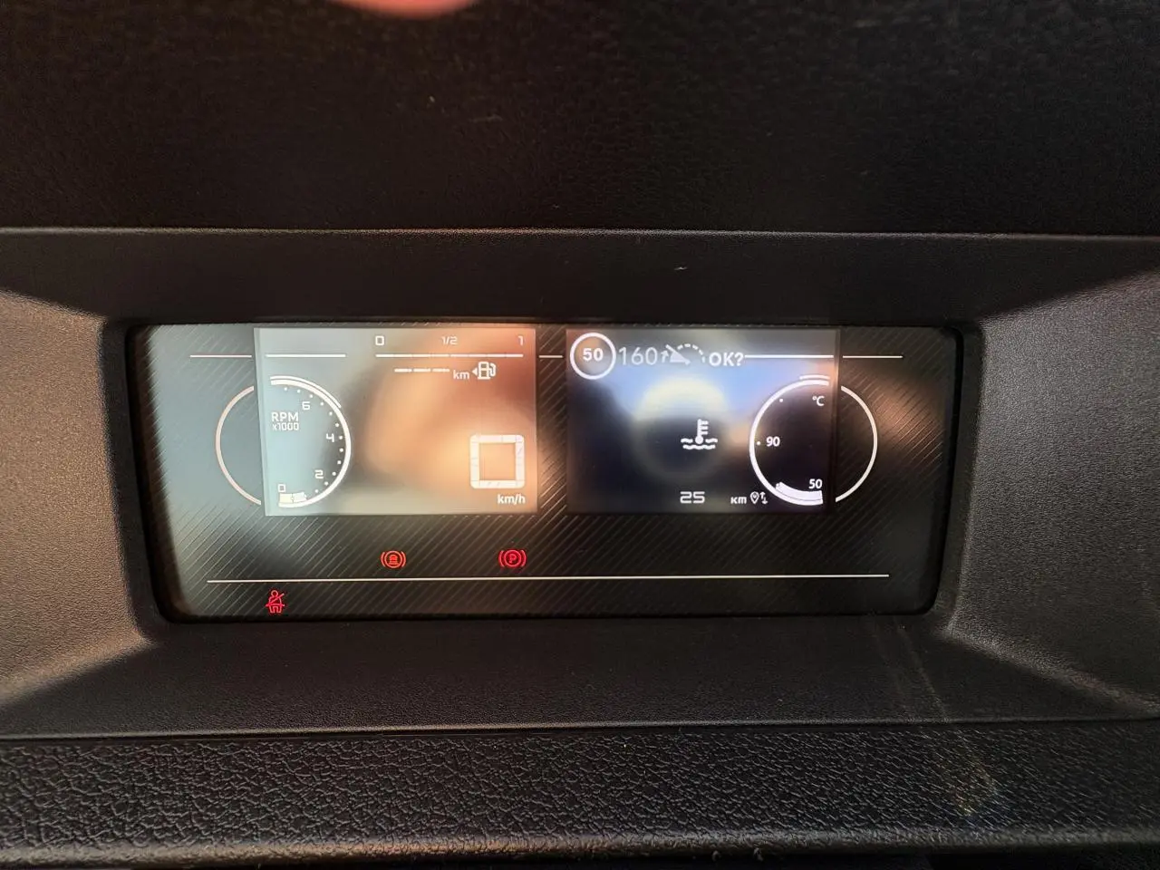 Gros plan sur le combiné numérique 10 pouces du tableau de bord de l'Opel Vivaro 2024 affichant vitesse et température moteur.