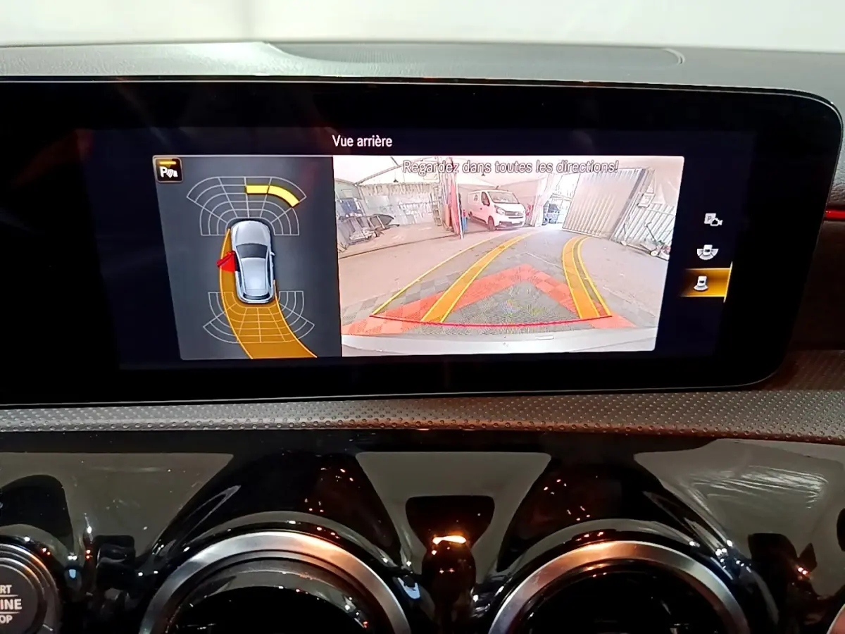Écran intérieur de la Mercedes Classe A 250 e AMG Line 2021 montrant la caméra de recul et l’aide au stationnement.