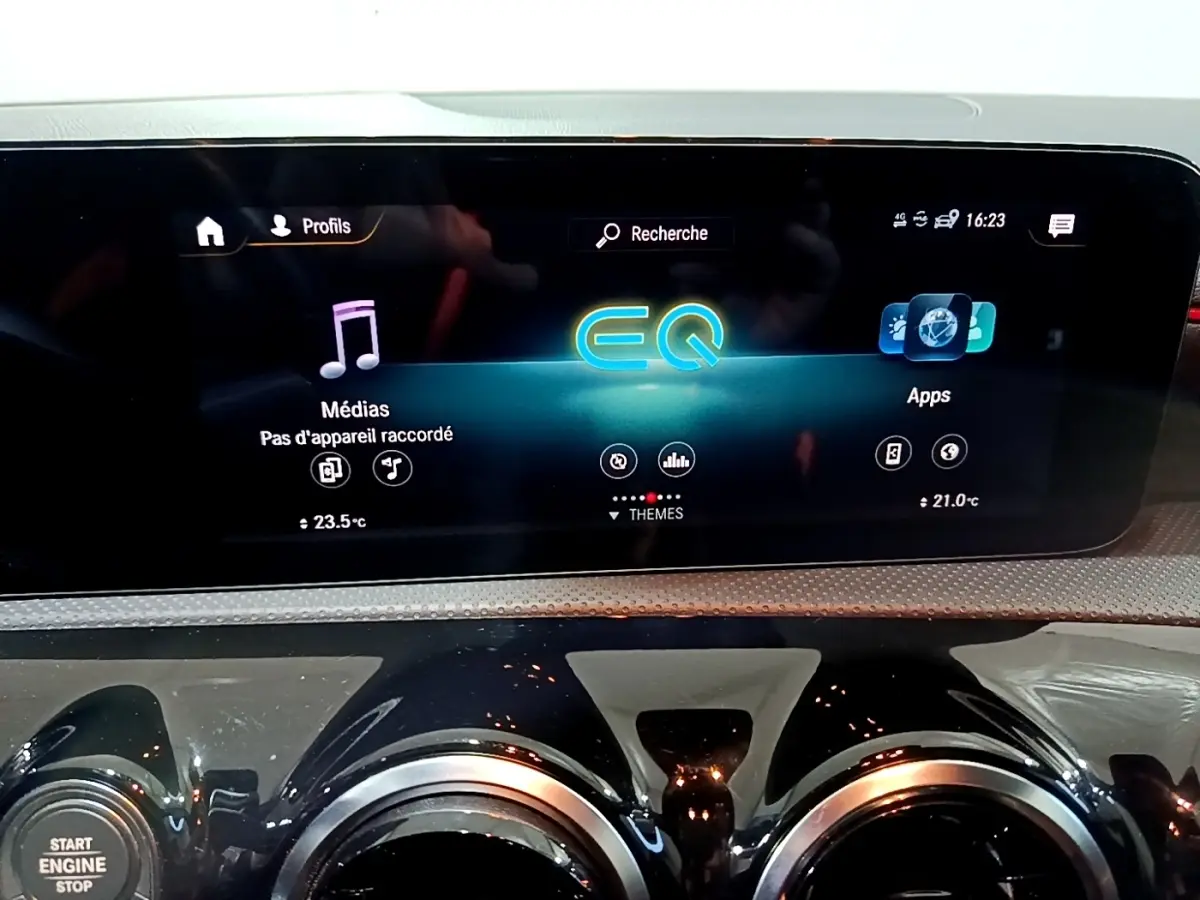 Écran tactile central et tableau de bord numérique de la Mercedes Classe A 250 e AMG Line 2021, intérieur noir.