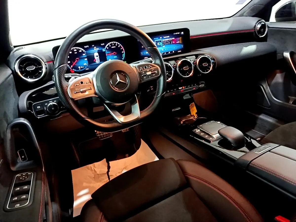 Intérieur de la Mercedes Classe A 250 e AMG Line 2021, vue côté conducteur, volant cuir alu et écran tactile large.