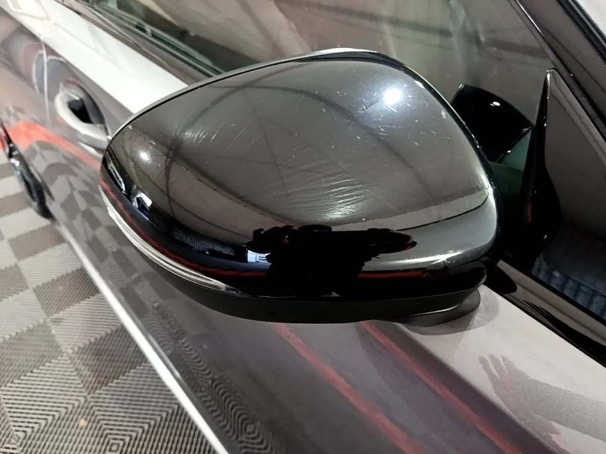 Rétroviseur droit noir brillant sur Mercedes Classe A A 250 e AMG Line gris foncé, vue rapprochée côté conducteur.