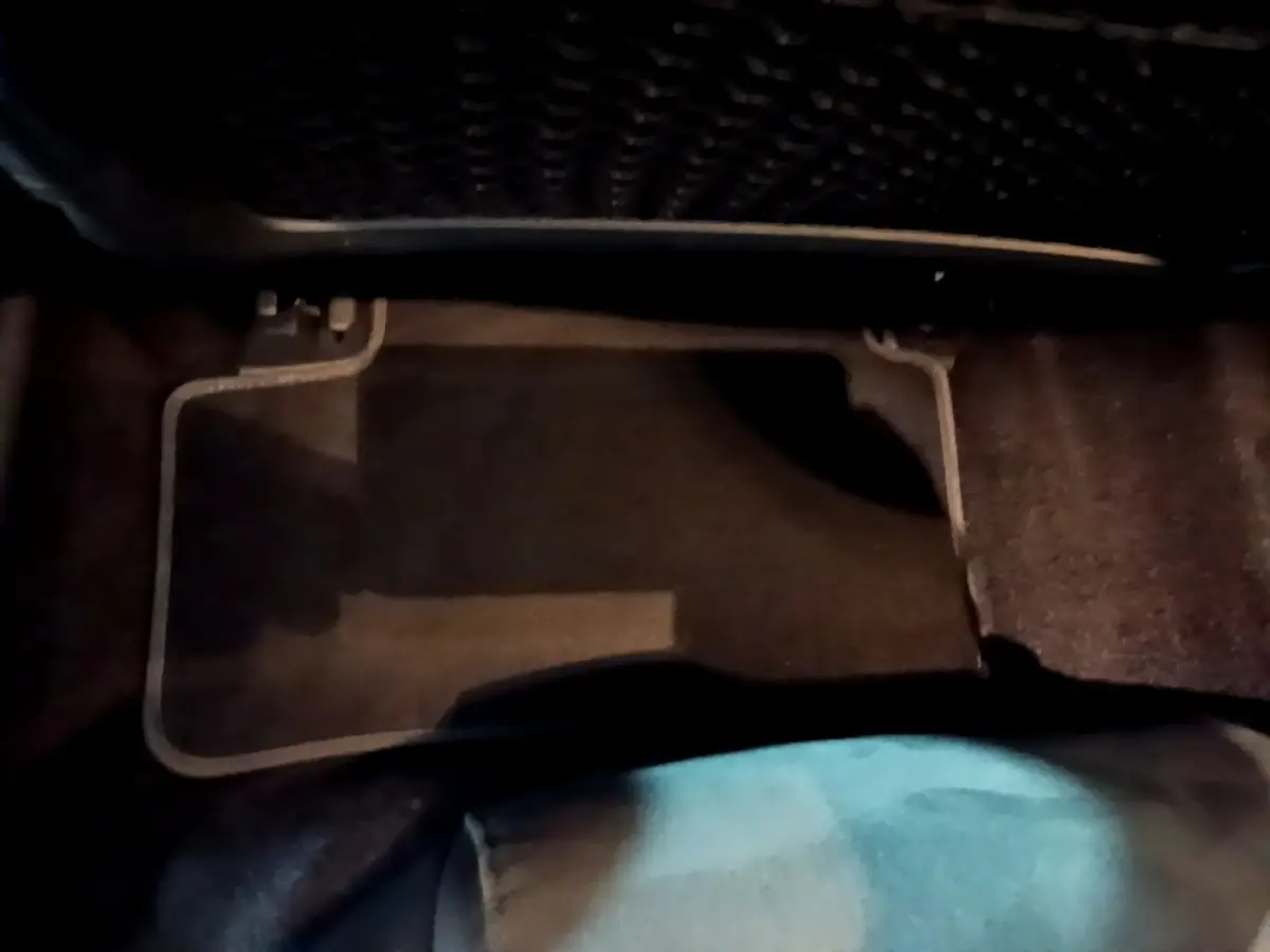 Tapis de sol noir côté passager avant d'une Mercedes Classe A A 250 e AMG Line 2021.