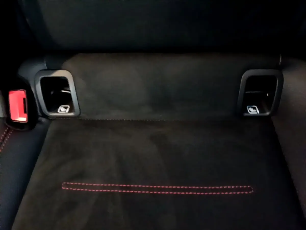 Détail de la banquette arrière noire avec surpiqûres rouges et ancrages ISOFIX d'une Mercedes Classe A AMG Line 2021.