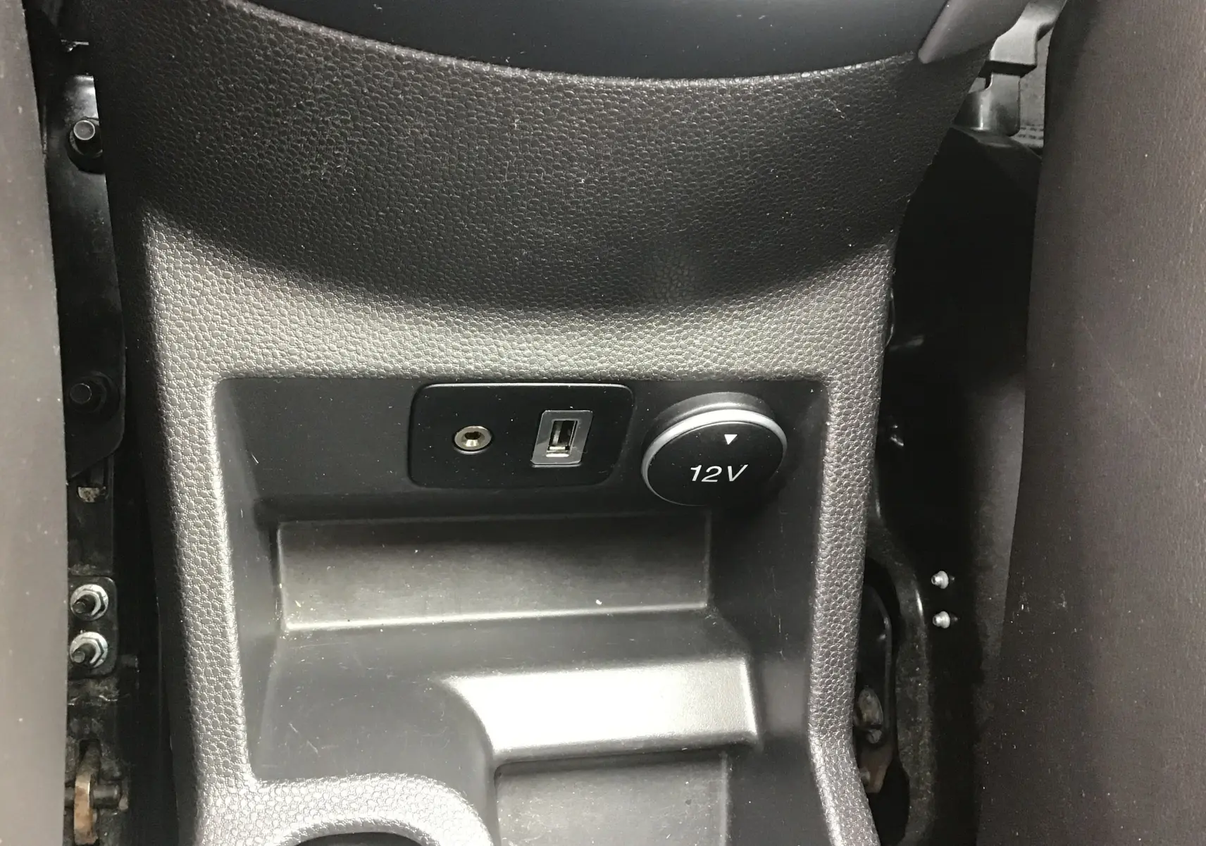 Vue rapprochée de la console centrale arrière du Ford Ecosport 2017, prise USB et prise 12V visibles.