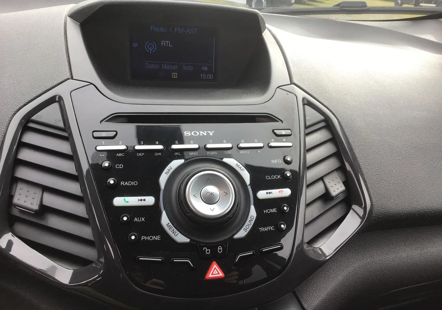 Vue rapprochée du tableau de bord du Ford EcoSport gris foncé, mettant en valeur la console centrale Sony avec écran radio et commandes.