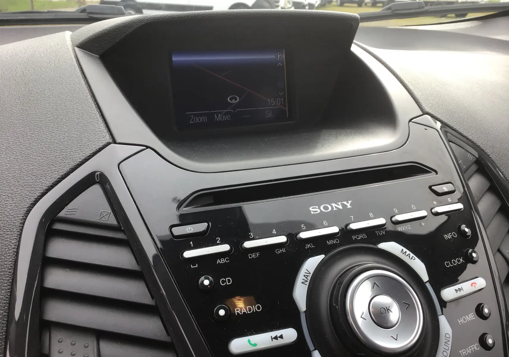 Vue rapprochée de la console centrale noire avec écran GPS et commandes Sony du Ford Ecosport gris foncé 2017.