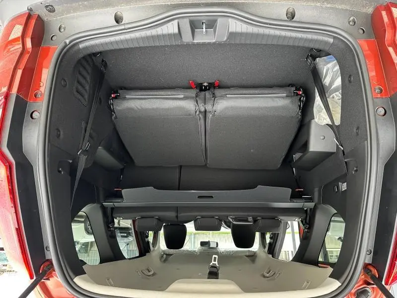 Coffre ouvert vu de dessus du Dacia Jogger brun Terracota, montrant la banquette arrière rabattue et l'habitacle.