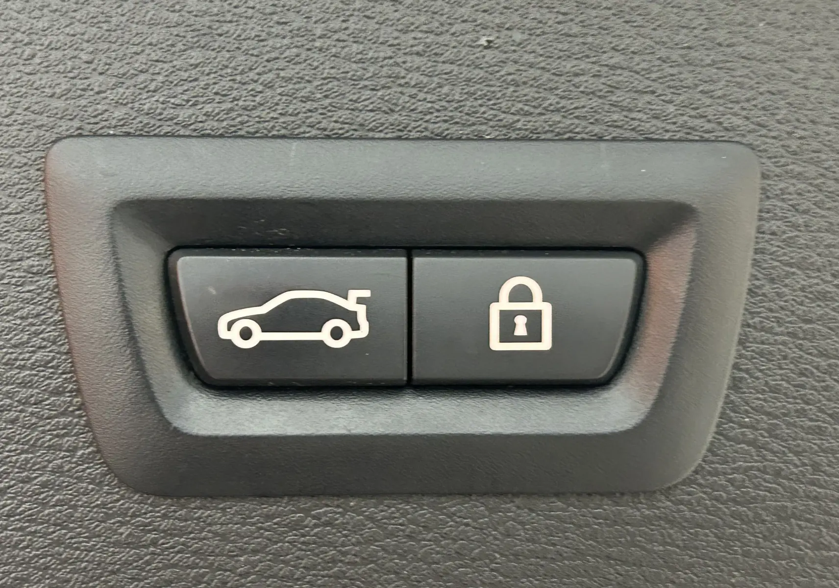 Boutons noirs de commande intérieure pour hayon électrique et verrouillage sur BMW X1 blanc sDrive18iA 2018.