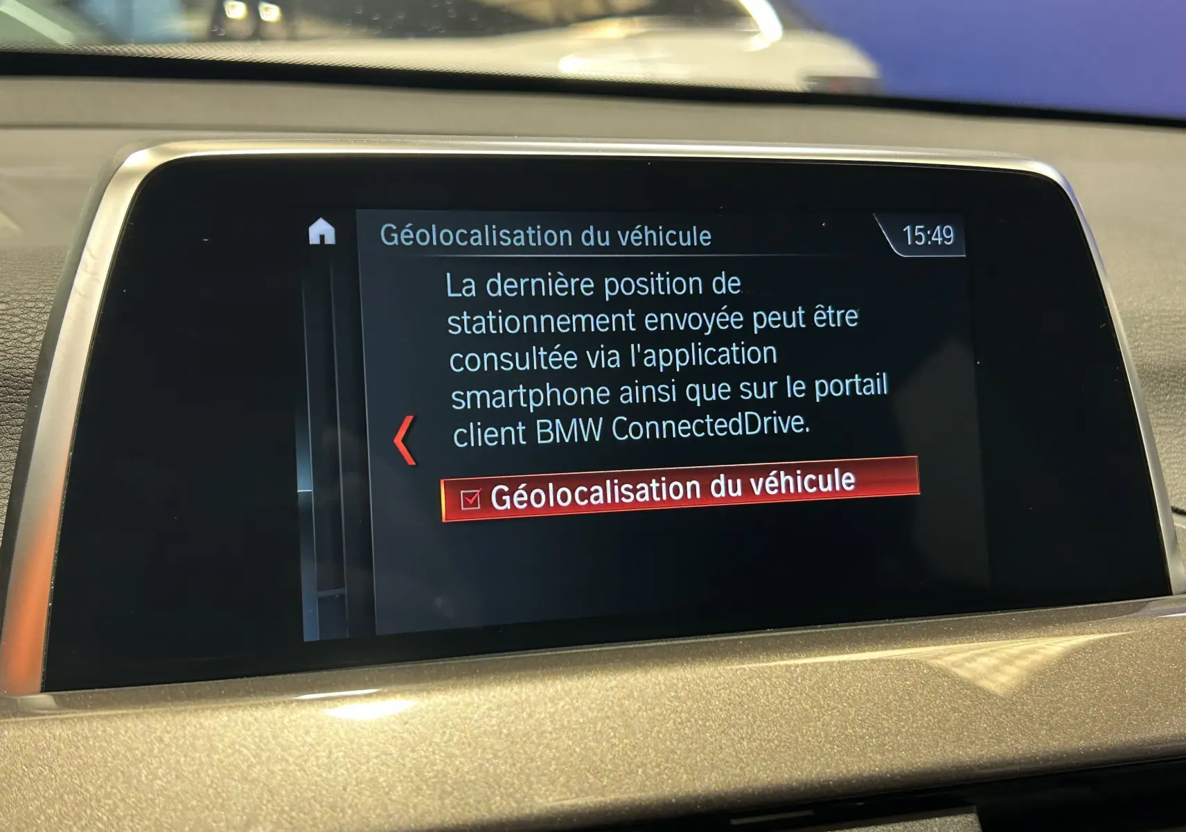 Écran central du tableau de bord d'une BMW X1 affichant le menu de géolocalisation du véhicule.