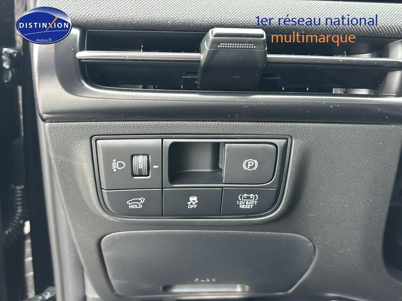 Détail du tableau de bord noir du Hyundai Tucson 2026 montrant les commandes d'assistance et frein de stationnement.