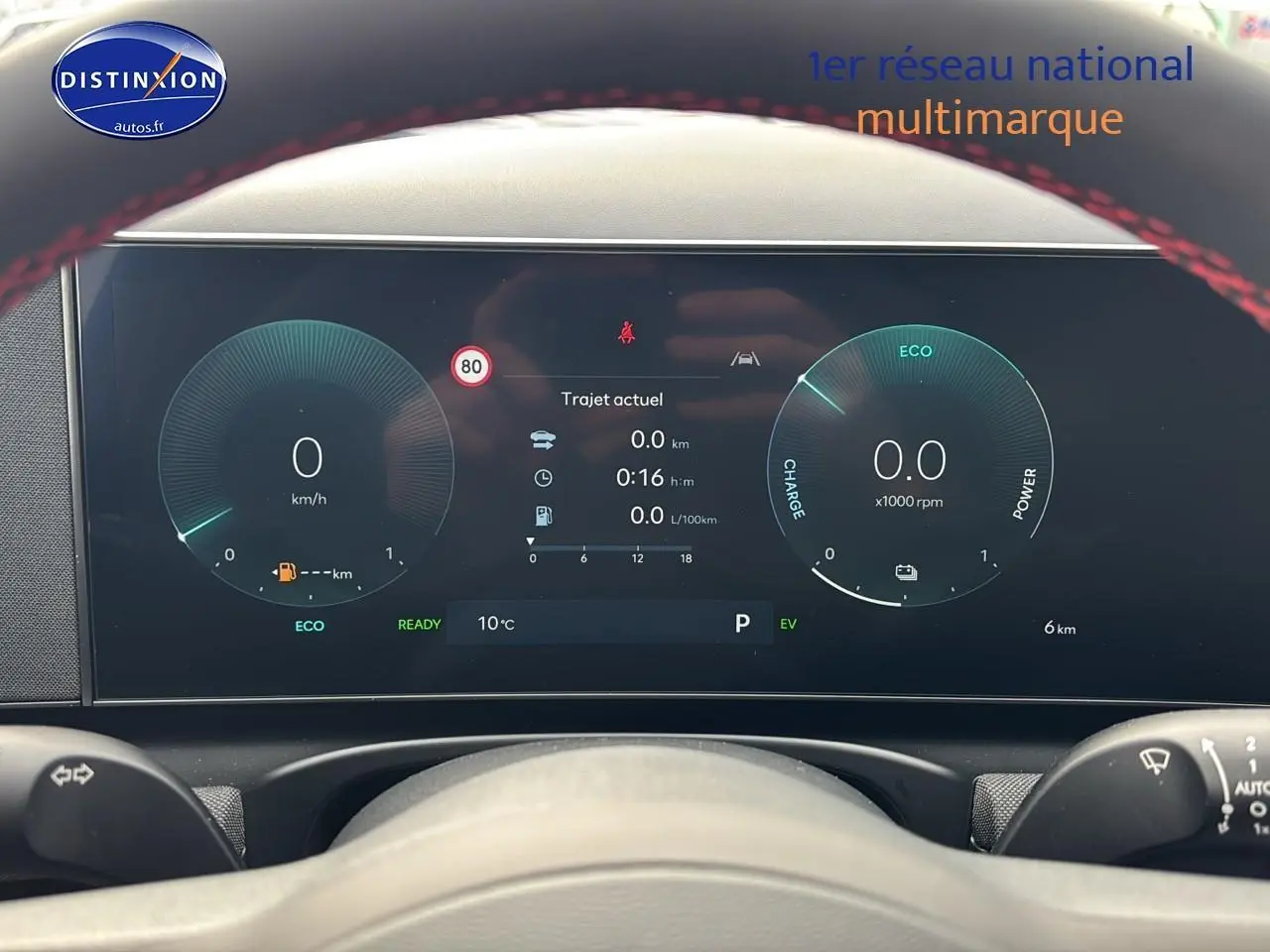 Tableau de bord numérique du Hyundai Tucson 2026, affichage digital avec compteurs vitesse et régime moteur en mode ECO.