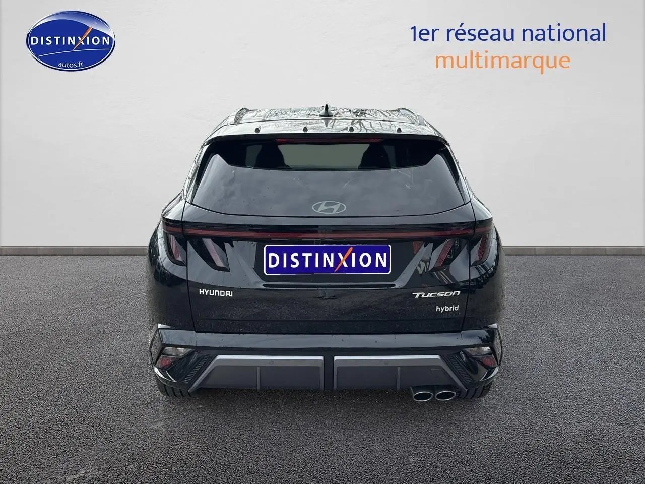 Vue arrière d’un Hyundai Tucson noir hybride 2026 avec feux LED et double sortie d’échappement côté droit.