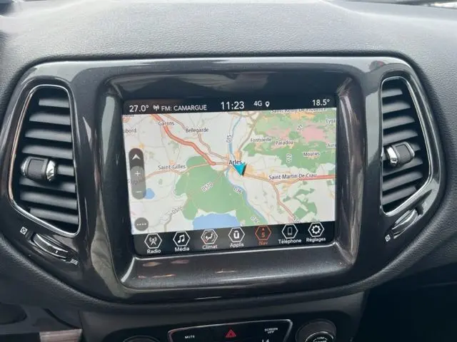 Écran tactile central du Jeep Compass 2020 montrant la navigation GPS avec carte de la région d'Arles.