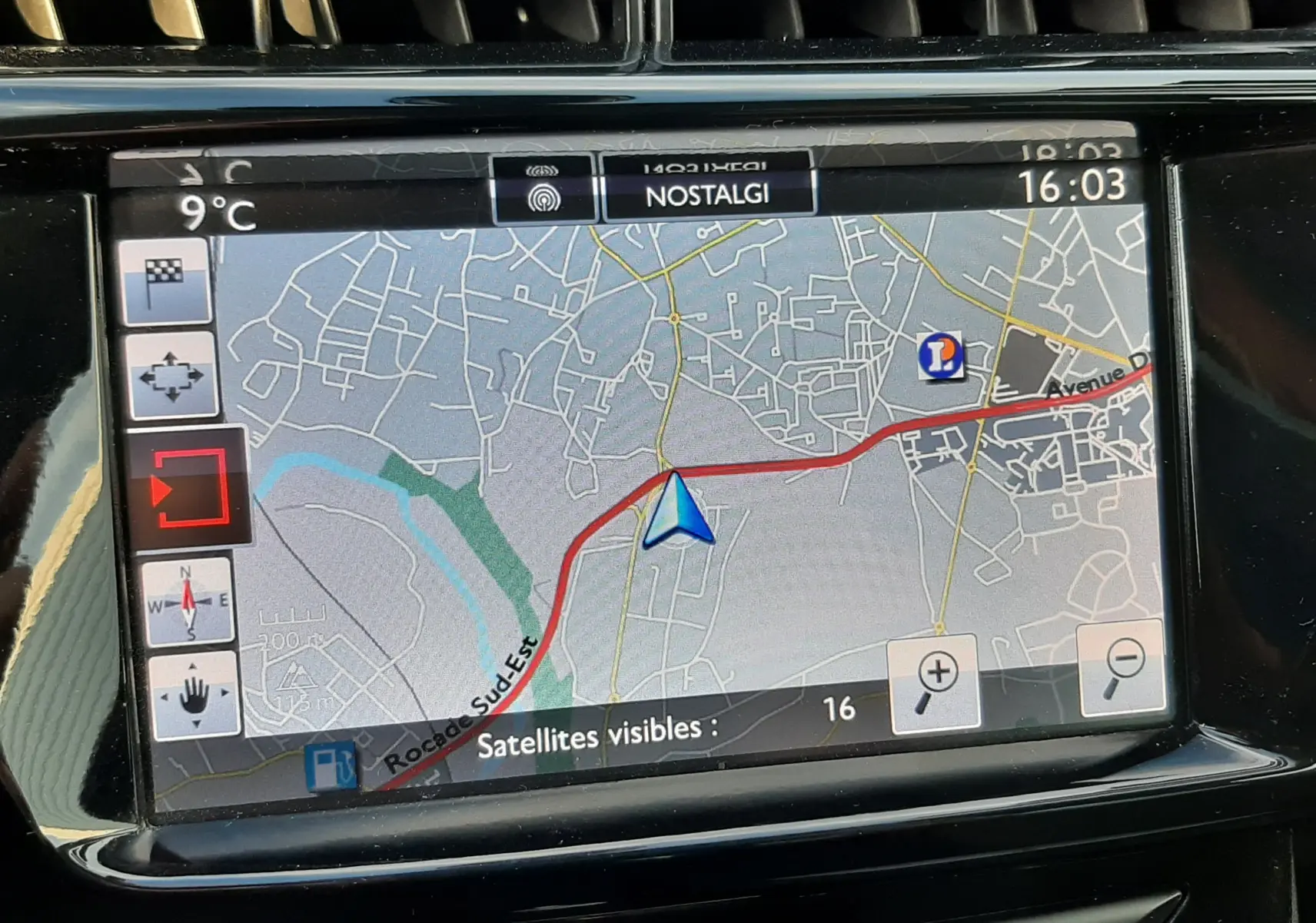 Écran GPS affichant une carte routière dans le tableau de bord d'une Citroën C3 noire de 2016.