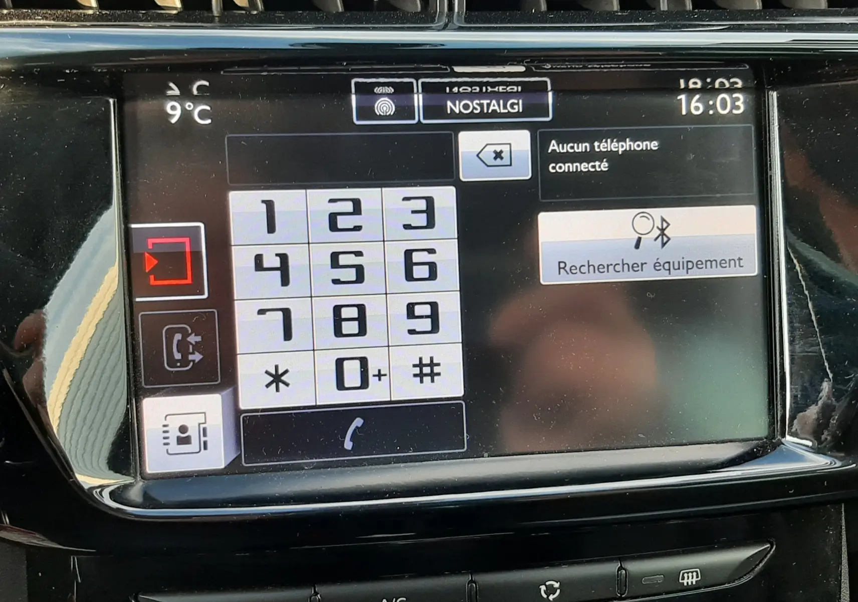Écran tactile du système multimédia de la Citroën C3 noire, affichant le clavier téléphonique et la température intérieure.