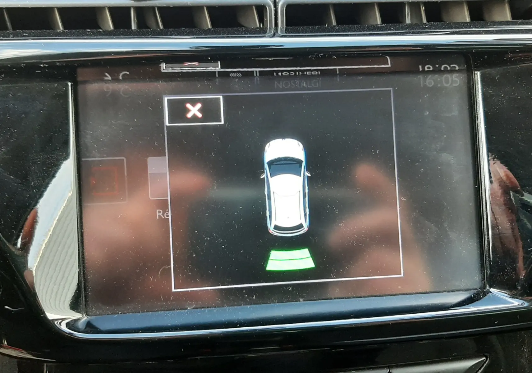 Écran central de la Citroën C3 BlueHDi 75 Exclusive 2016 montrant l'assistance au stationnement arrière.