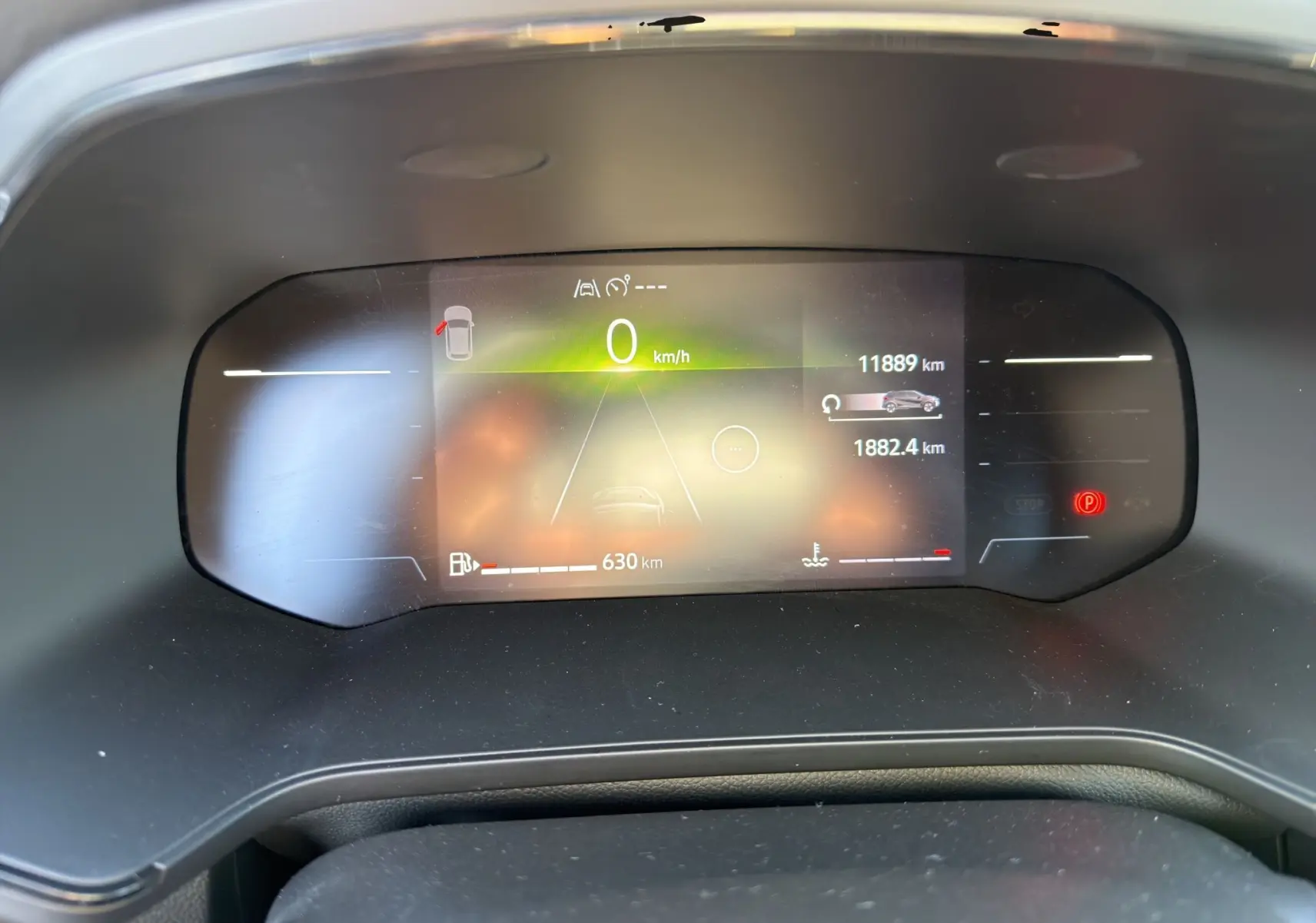 Tableau de bord numérique du Renault Captur 2024 affichant la vitesse à 0 km/h et l'autonomie restante de 630 km.