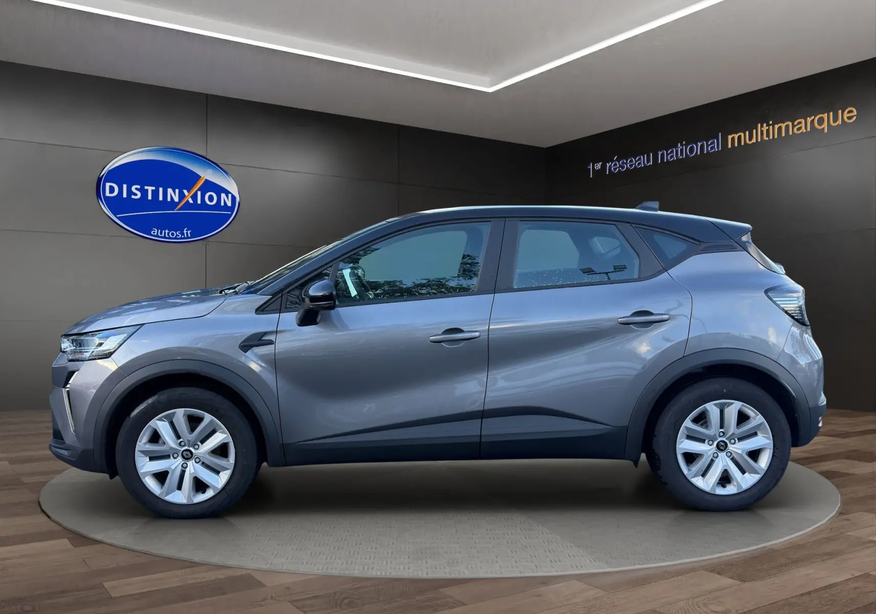 Renault Captur 2024 gris Cassiopée avec toit noir, vue profil côté gauche, peinture bi-ton et caméra intégrée.