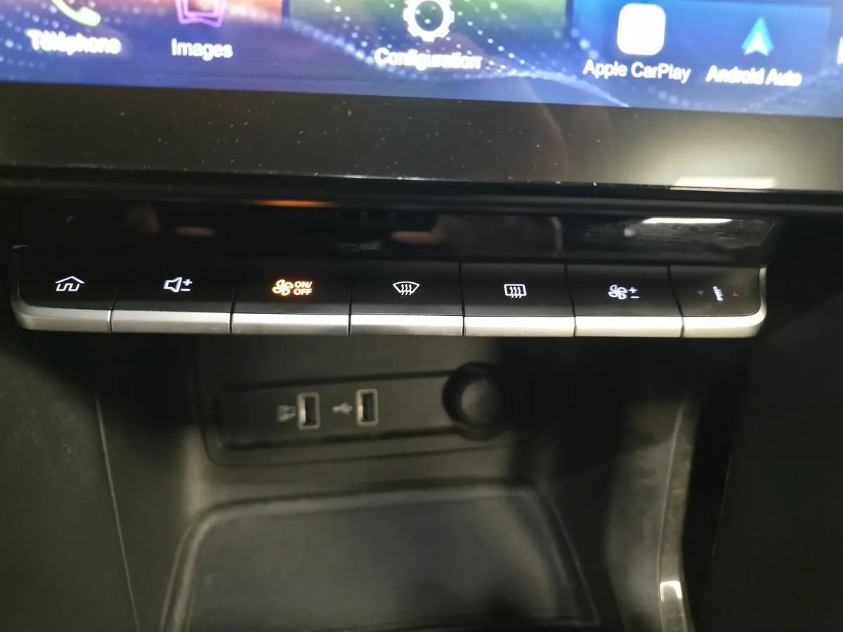 Vue rapprochée de la console centrale du MG ZS gris 2023, montrant les boutons de climatisation et ports USB.