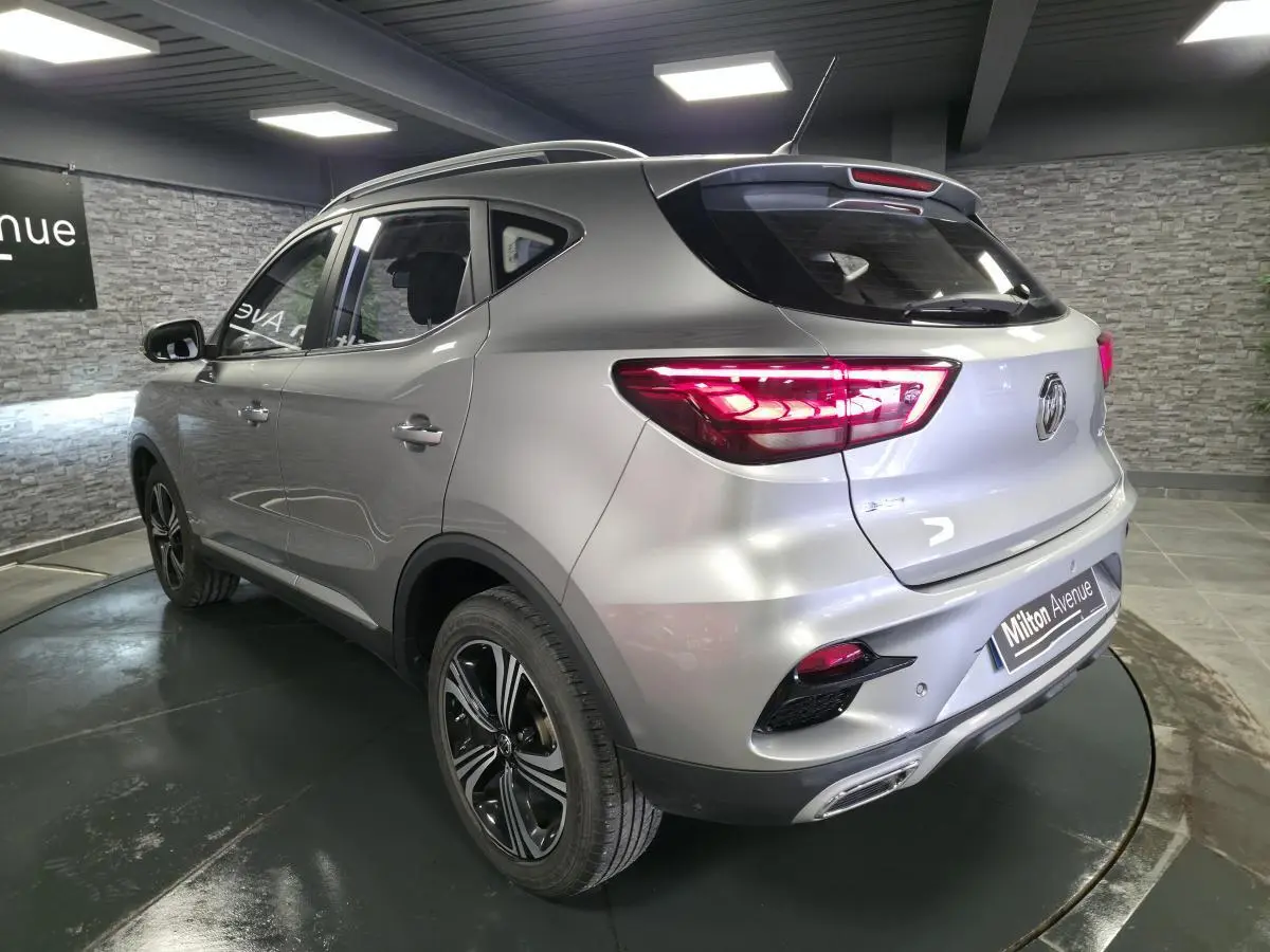 Vue 3/4 arrière droite du MG ZS gris métallisé 2023 avec feux LED et jantes alliage noires.