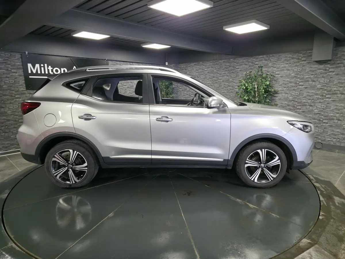 Vue de profil côté gauche du SUV MG ZS gris métallisé 2023 avec jantes alliage 17 pouces Typhoon.