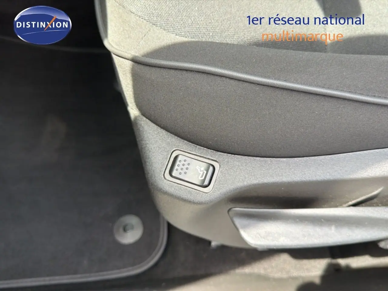 Détail du bouton de réglage de siège sur la partie inférieure d’un siège avant tissu gris dans une Fiat 500X Bleu Venezia.