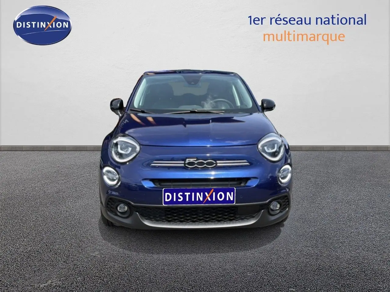 Vue frontale d'une FIAT 500X 2024 en bleu Venezia, avec phares LED ronds et calandre chromée distinctive.