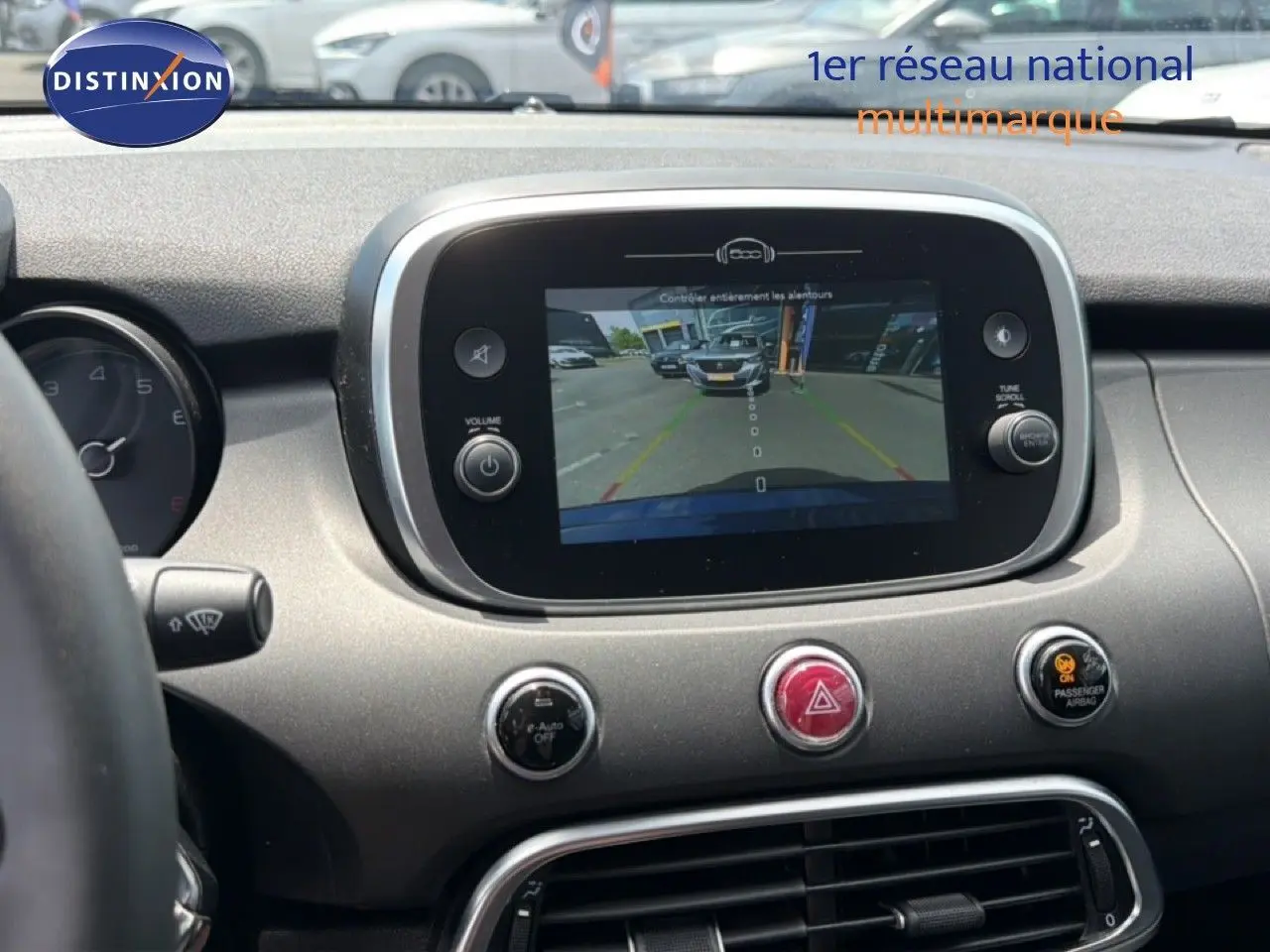 Vue rapprochée de l’écran central et tableau de bord du Fiat 500X 2024, affichant la caméra de recul.