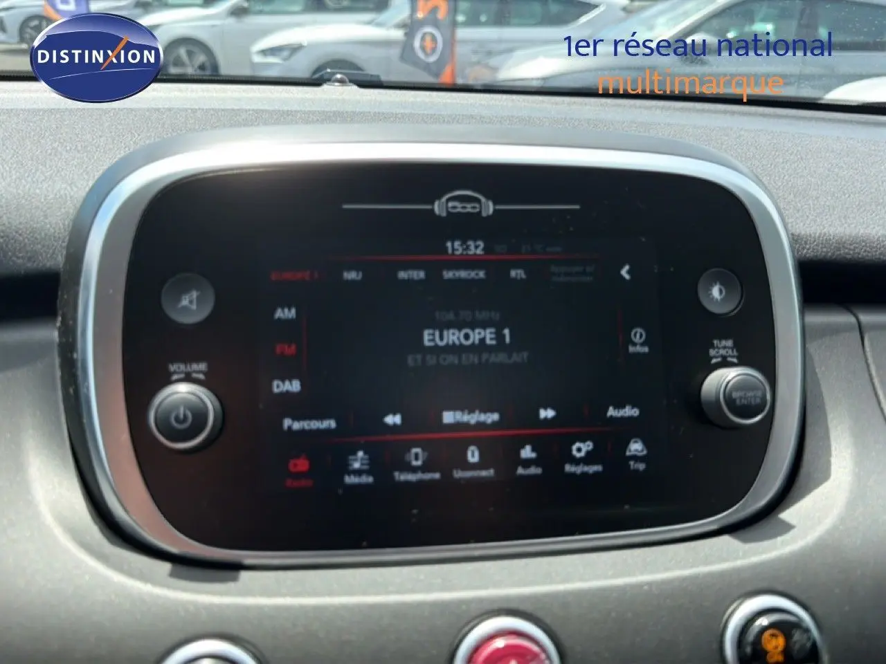 Écran tactile central du tableau de bord de la Fiat 500X 2024, affichant la radio Europe 1.