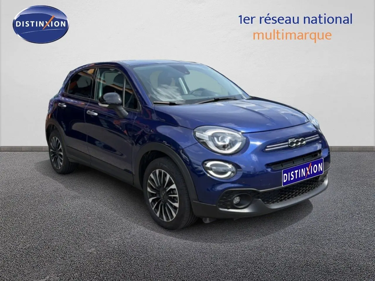 Vue 3/4 avant droite d'une FIAT 500X 2024 bleu Venezia avec jantes alliage et calandre distinctive.