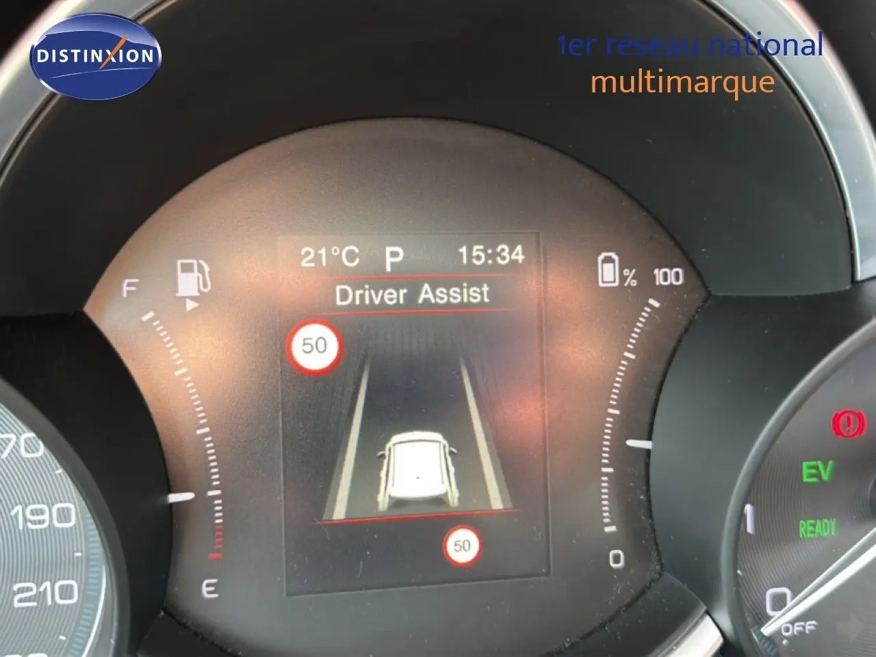 Tableau de bord du FIAT 500X bleu Venezia, affichage numérique du Driver Assist et jauges hybrides en vue frontale.