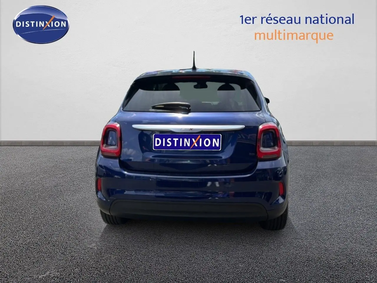 Vue arrière d'une FIAT 500X 2024 bleu Venezia avec feux arrière LED et hayon compact.