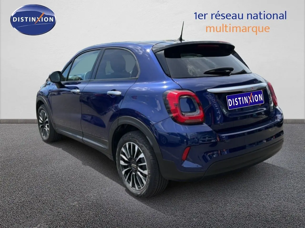 Vue 3/4 arrière droite d'une FIAT 500X bleu Venezia avec jantes alliage et feux arrière LED.