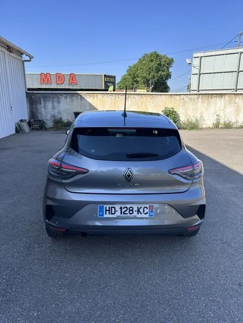 Vue arrière d'une Renault Clio gris métallisé 2025 avec vitres surteintées et feux arrière LED distinctifs.