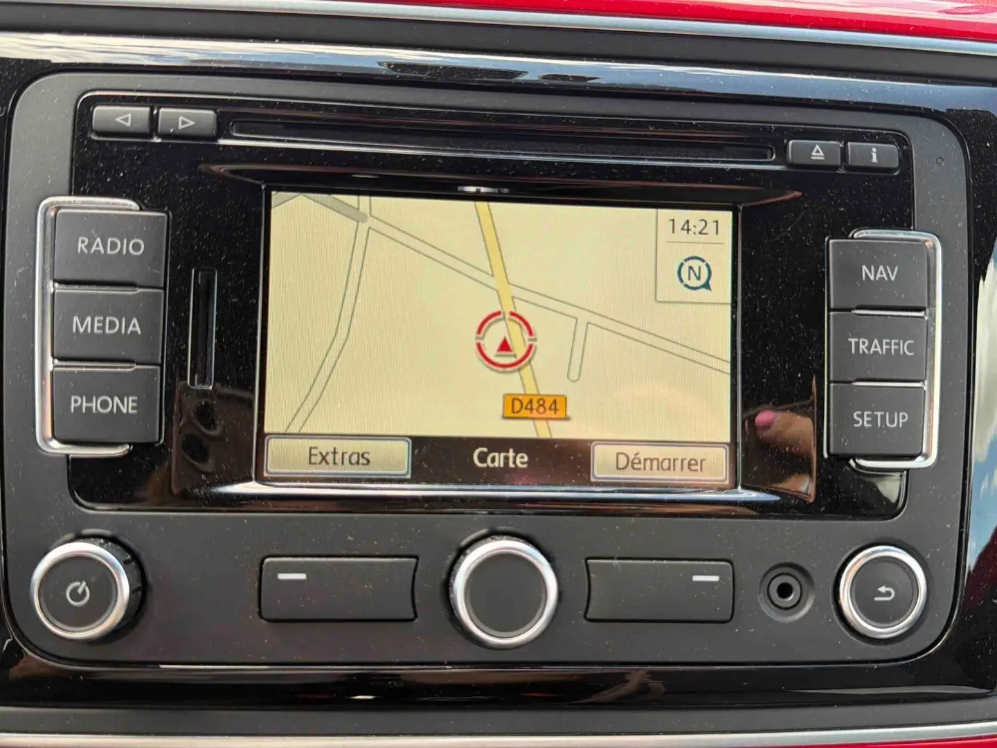 Gros plan sur l’écran de navigation RNS 315 de la Volkswagen Coccinelle, avec carte affichée et boutons autour.