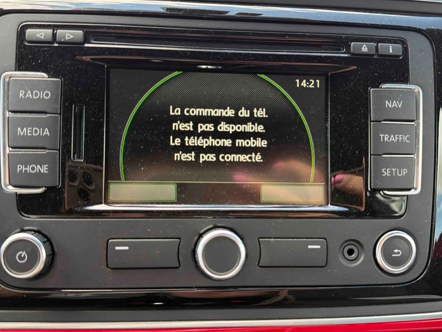 Écran central du système de navigation Volkswagen avec message d'absence de connexion téléphone, entouré de boutons noirs.