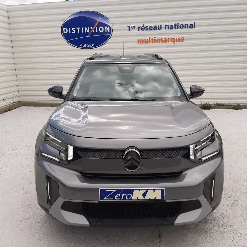 Citroën C3 Aircross hybride gris Mercury vue de face avec toit noir et signature lumineuse LED distinctive.