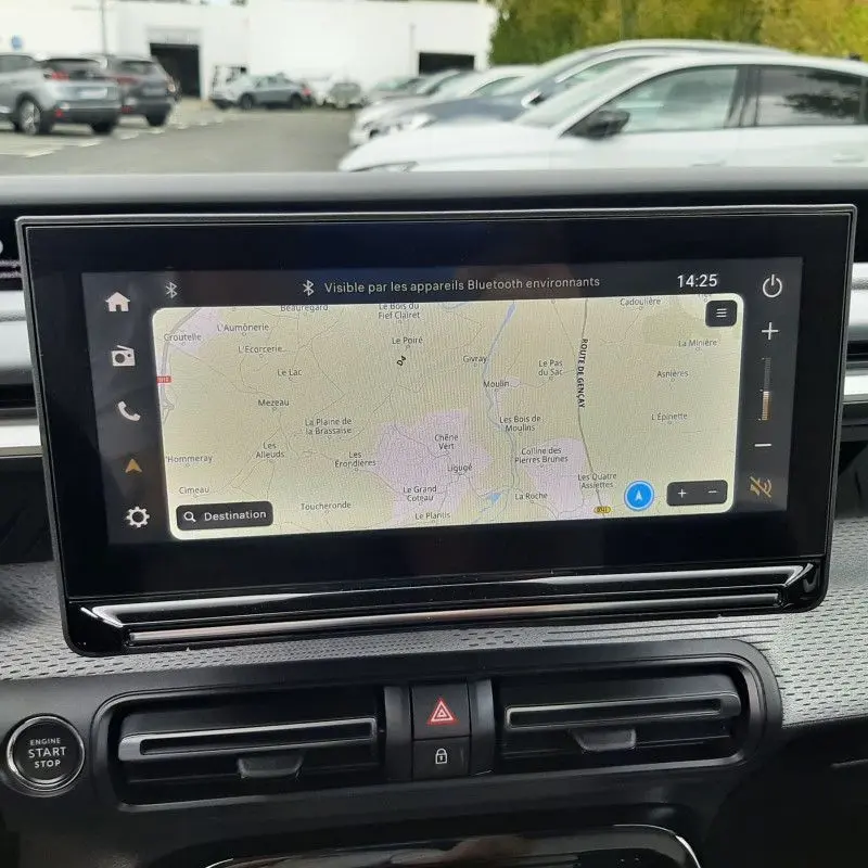 Vue intérieure du tableau de bord de la Citroën C3 Aircross hybride 2026, écran tactile affichant la navigation.