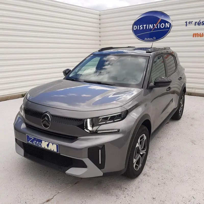 Citroën C3 Aircross hybride gris Mercury toit noir, vue 3/4 avant droit avec phares LED allumés.