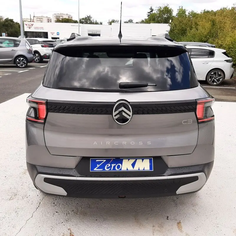Vue arrière d'un Citroën C3 Aircross gris Mercury avec toit noir, mettant en valeur son design compact et moderne.