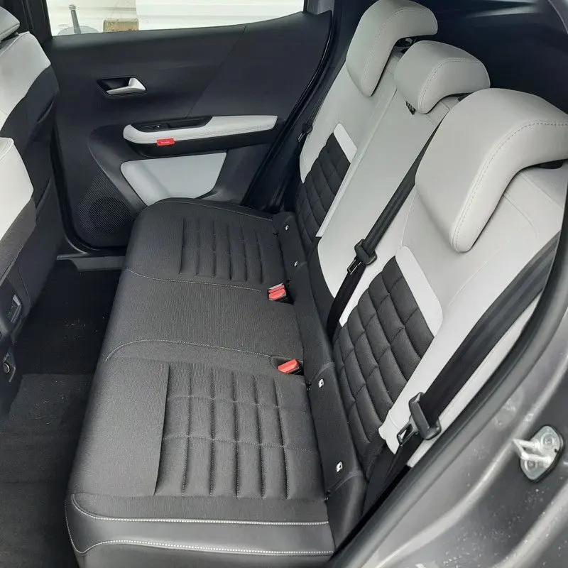 Vue intérieure côté droit des sièges arrière bicolores gris clair et noir du Citroën C3 Aircross hybride 2026.